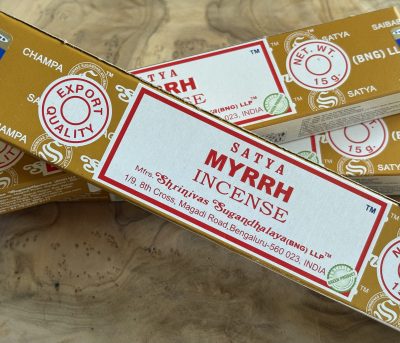 Encens Myrrhe Satya 15 g roulé à la main selon la méthode traditionnelle masala, présenté sur un fond en bois.