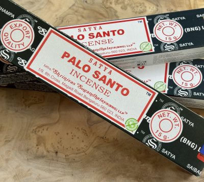 Encens Palo Santo Satya 15 g roulé à la main selon la méthode traditionnelle masala, présenté sur un fond en bois.