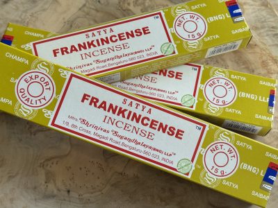 Encens Oliban (Frankincense) Satya 15 g roulé à la main selon la méthode traditionnelle masala, présenté sur un fond en bois.